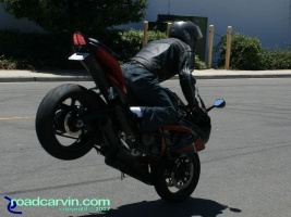 GSXR-1000 - Stoppie (II): Nice stoppie by this Suzuki GSXR-1000 rider.